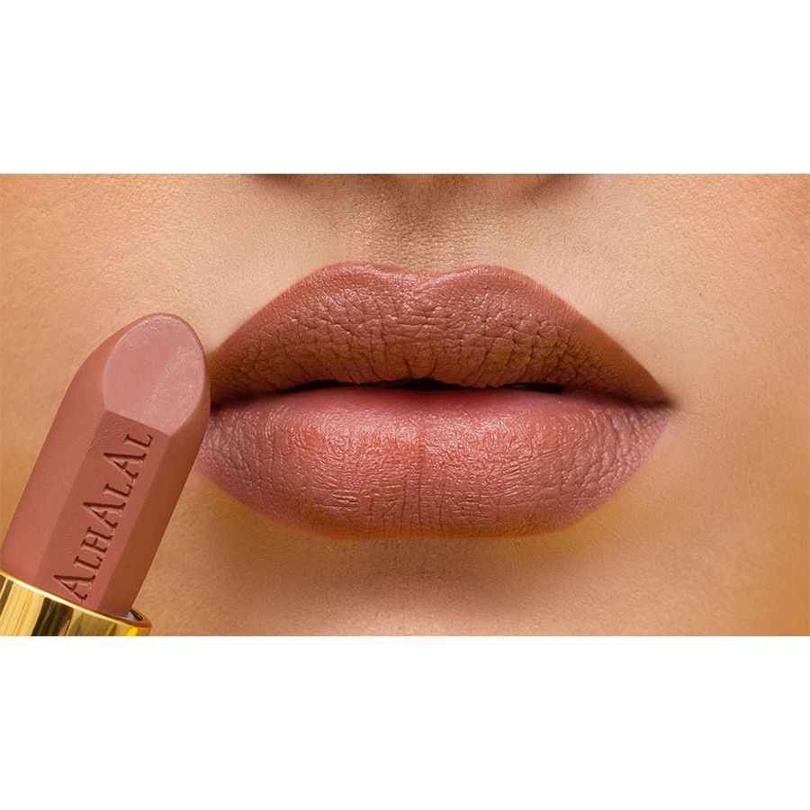 Alhalal cosmetics velvet läppstift LIPPESNTIFT BROWN applicerat nära fylliga läppar