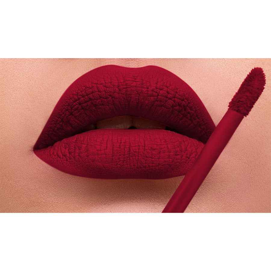 Smooth Liquid Lipstick från Alhalal Cosmetics i djup röd nyans på fylliga läppar med applikator