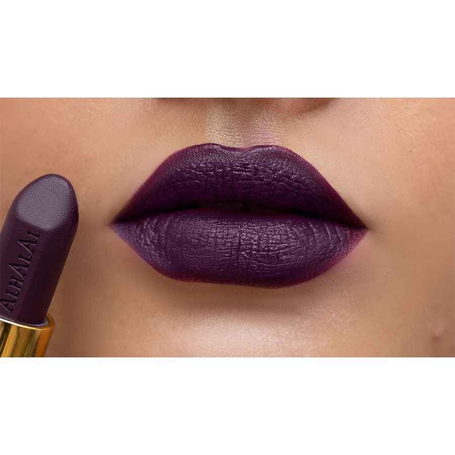 Mörklila ECLIPSE LIPSTICK från Alhalal Cosmetics på fylliga läppar med matt finish