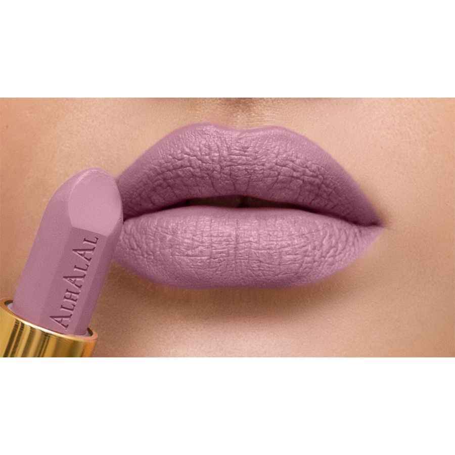 Alhalal cosmetics sammetsläppstift lila applicerat på fylliga läppar med gyllene ärm