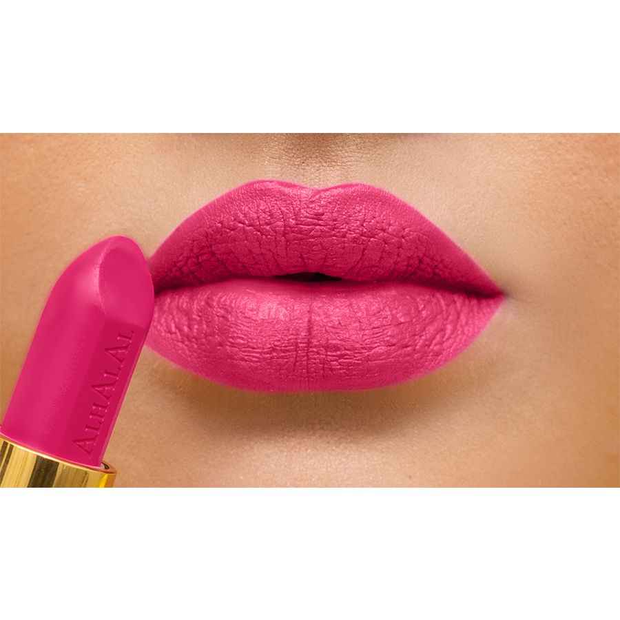 Velvet Lipstick Red från Alhalal Cosmetics appliceras på fylliga läppar i livfull färg