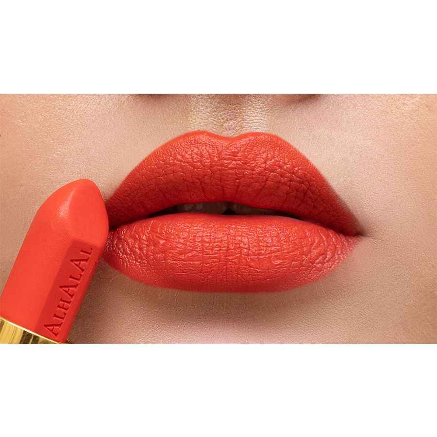Alhalal MILANO LIPSTICK sammetsläppstift i livfull orange färg på fylliga läppar