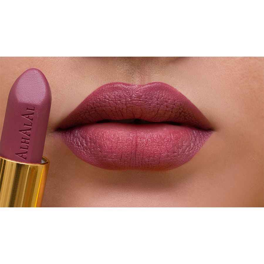 Alhalal cosmetics PURPLE BROWN LIPSTICK i sammetsfinish på närbild av läppar och läppstift