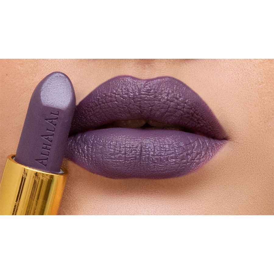Alhalal cosmetics lila läppstift i sammetsfinish på läpparna och i fodralet