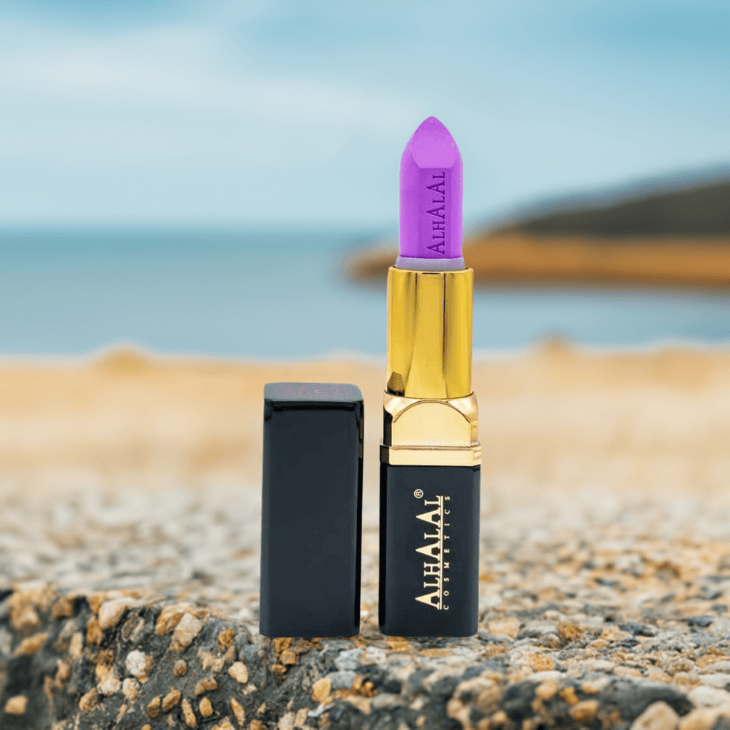 Alhalal cosmetics PARSE LIPSTICK i lila sammetsläppstift med guldhållare på en stenig bakgrund