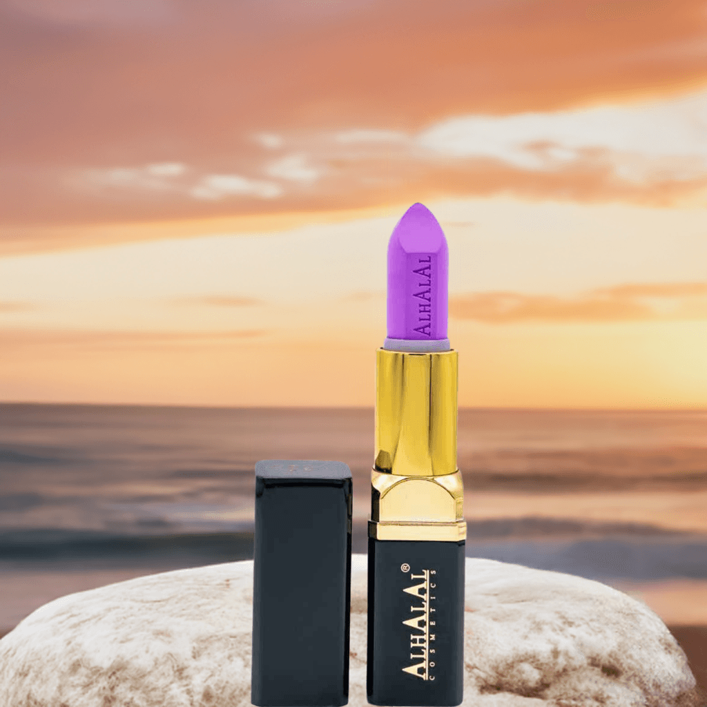 Alhalal cosmetics lila sammetsläppstift med guldärm mot solnedgångsbakgrund
