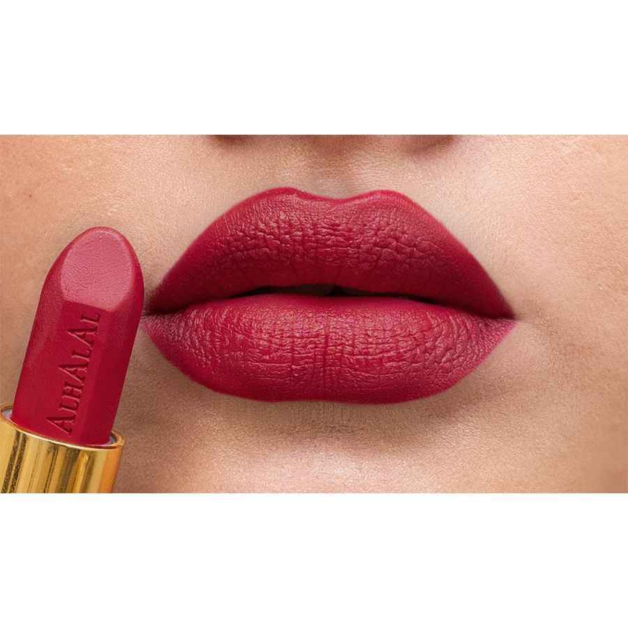 Alhalal Cosmetics sammetsläppstift i djupt röd nyans med mjuk textur för perfekt röd läppstiftslook