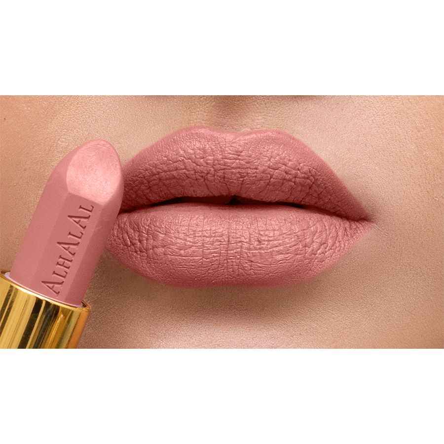 Alhalal cosmetics sammetsläppstift i mjuk rosa nyans på läpparna för PINK LIPPENSTIF LOOK