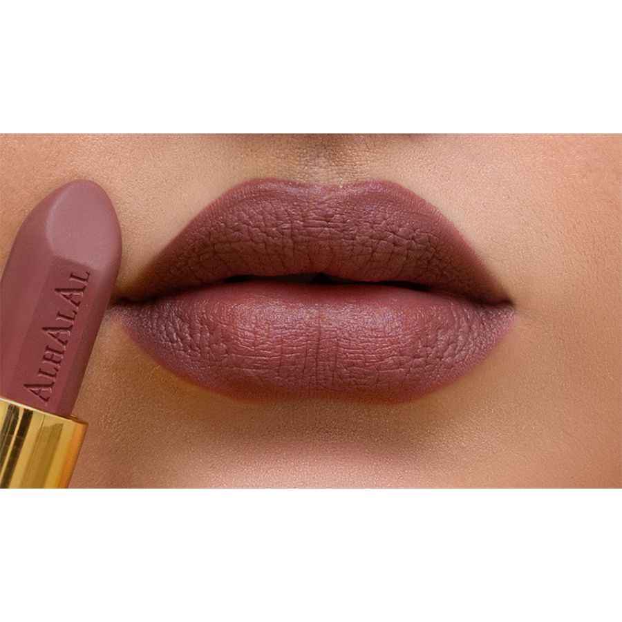 Alhalal cosmetics PINK LIPSTICK applicerat på fylliga läppar med matchande läppstift