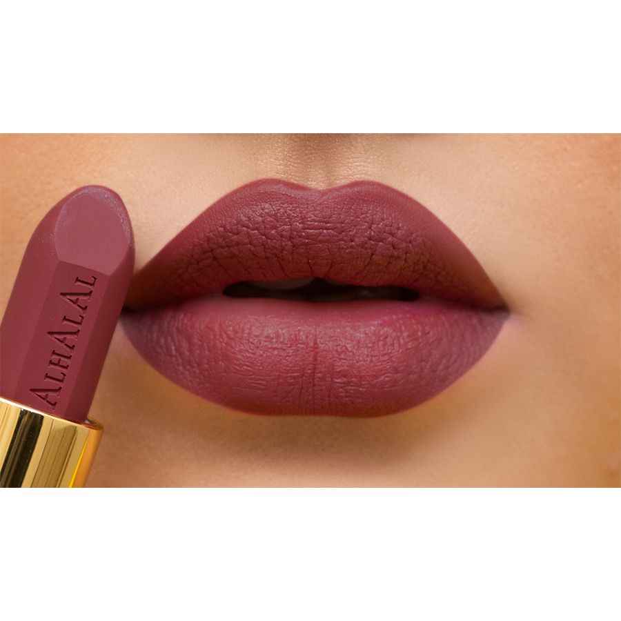 Alhalal cosmetics sammetsläppstift i vinfärgad nyans på feminina läppar med texten WINE LIPSTICK