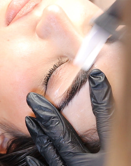 Onlineutbildning Browstyling - Kartläggning och vaxning (olika språk)