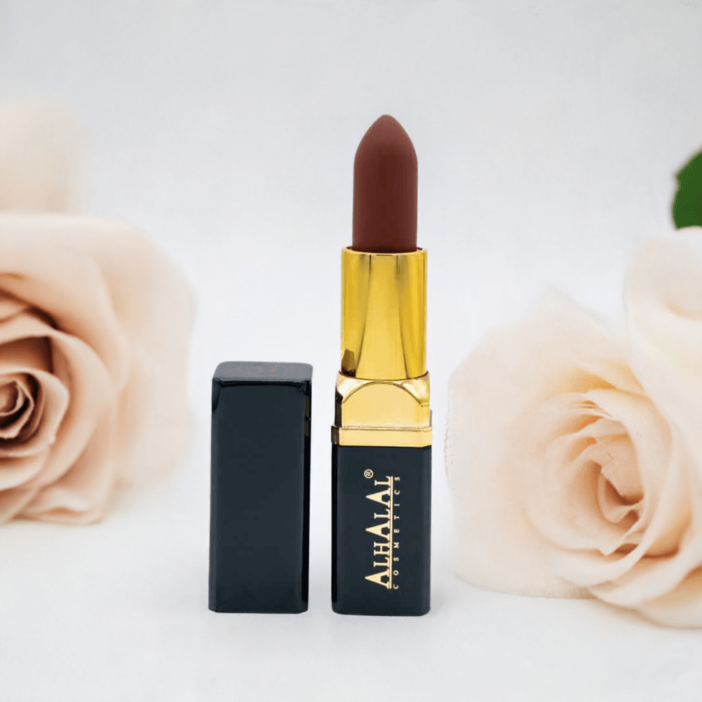 Alhalal Cosmetics sammetsläppstift i ett lyxigt svart och guldfärgat fodral med en mjuk brun ton