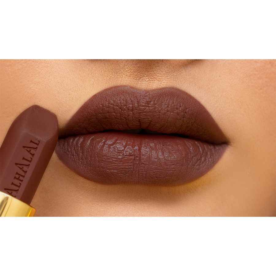 Alhalal cosmetics VELVET LIPSTICK i djupbrun nyans applicerad på fylliga läppar